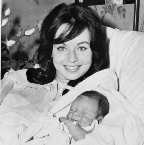 În 1956 , 20 de ani, Carol Morris a devenit de-a doua Miss SUA de a castiga titlul de Miss Univers . În 1960, fotografii de fericit Carol şi fiul ei nou-născut Christopher făcut prima pagină a ziarelor americane.