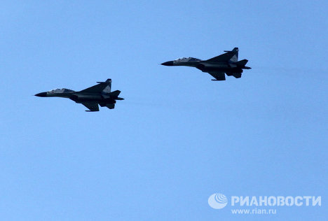 Photo: Flight demonstration of two Su-30MK2 jet fighters, with Defense Minister Purnomo Yusgiantoro aboard one. 
