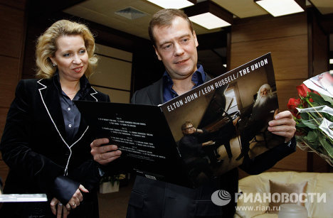 President Medvedev has shown that he really likes modern music. In particular, he met with U2 leader Bono in Sochi in August and discussed with him his devotion to Led Zeppelin. He said his son taught him to listen to Linkin Park. Medvedev also said he liked the Russian rock band Chaif. <br /><br /><br /><br />