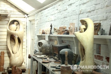 Henry Moore Style on Estate Of British Sculptor Henry Moore   Image Galleries   Ria Novosti